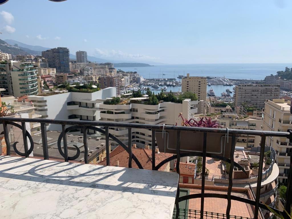 Plein Coeur De Monaco, à 300 Mètres à Pied Du Port De Monaco, 4 Pièces, Escaliers Vue Mer. Appartement